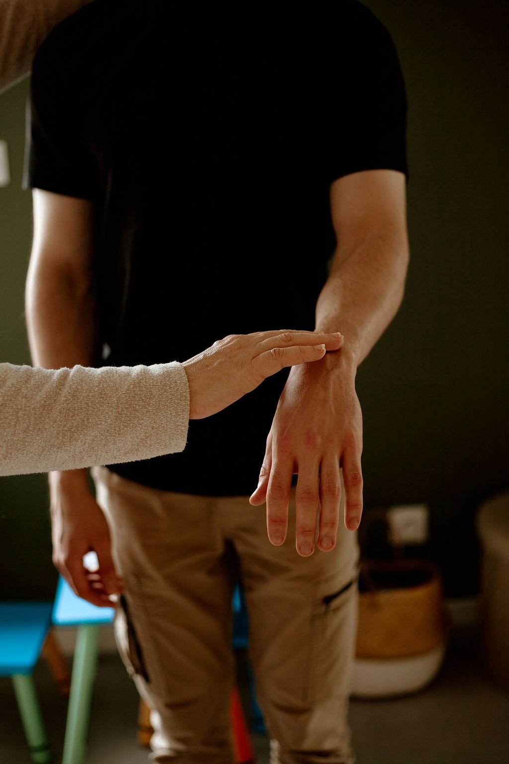 Test musculaire sur une personne debout, sur son poignet