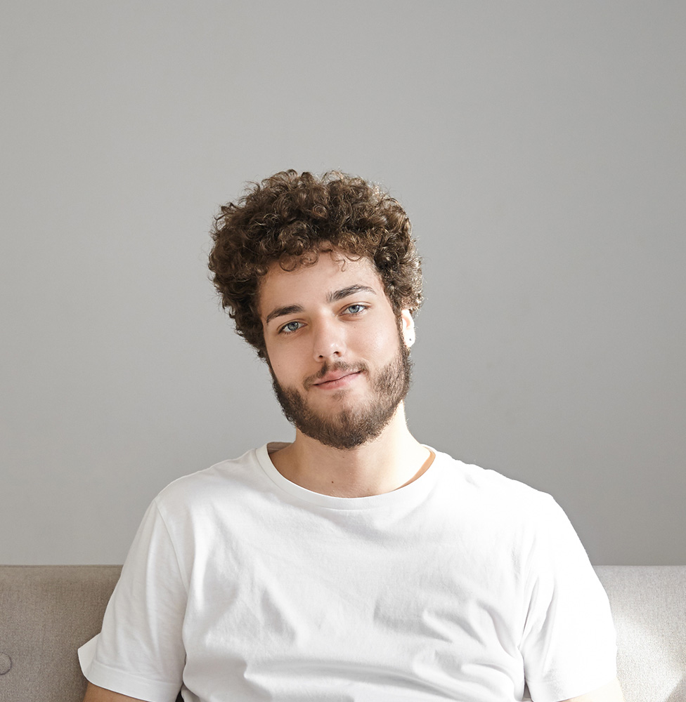 Adolescent assis sur un canapé en quête de sens et de confiance