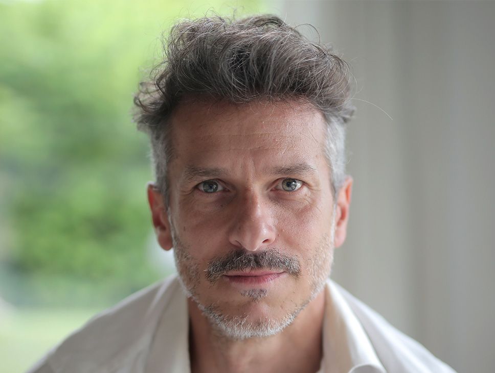 Portrait d'un adulte cherchant à se libérer de ce q'il porte depuis son histoire et celle de ses ancêtres