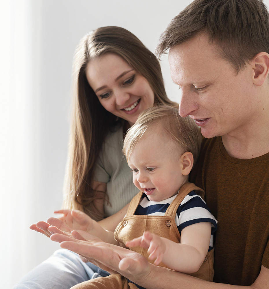 Parents accompagnant leur enfant pour une séance Raconte-moi mon histoire
