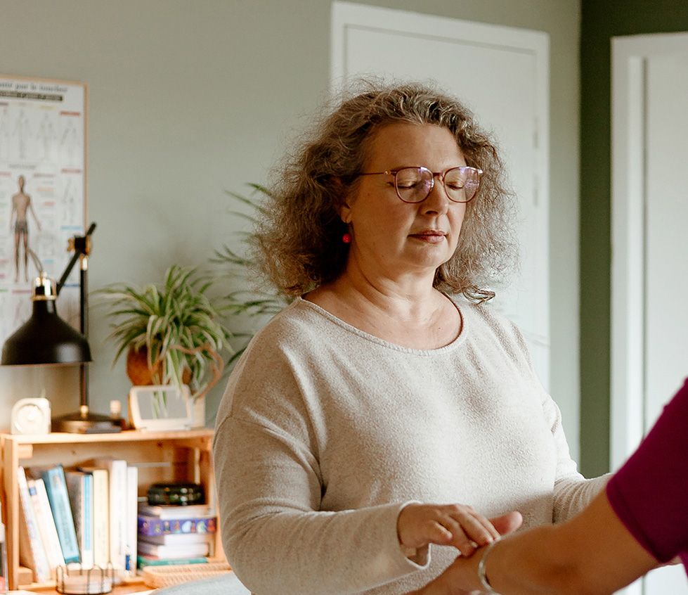 Stéphanie Soreau-DInis pratiquant un test musculaire sur le bras dans son cabinet à Jugon-les-Lacs
