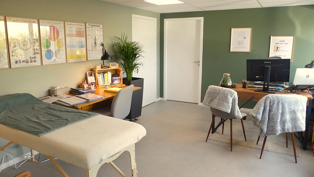Photo du cabinet de kinésiologie de Stéphanie Soreau-Dinis avec table de massage et bureau